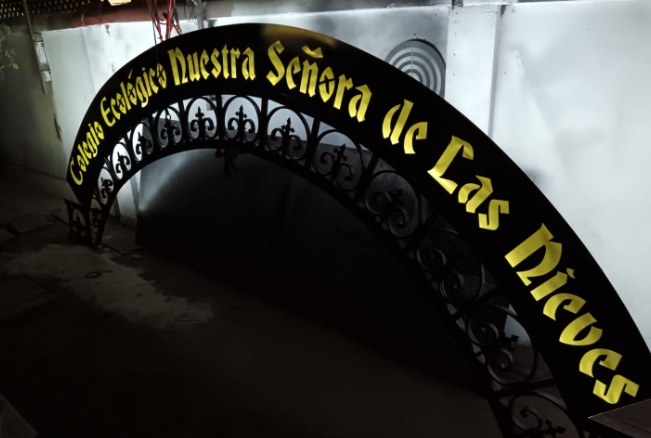 Letrero metálico del Colegio Nuestra Señora de Las Nieves