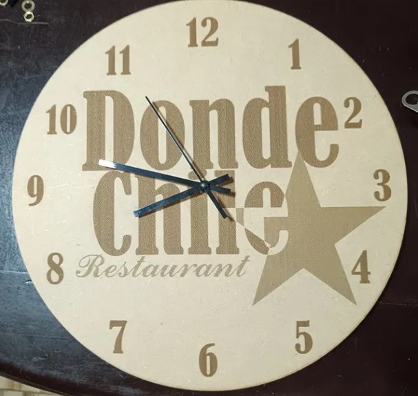 Reloj corporativo de Donde Chile Restaurant
