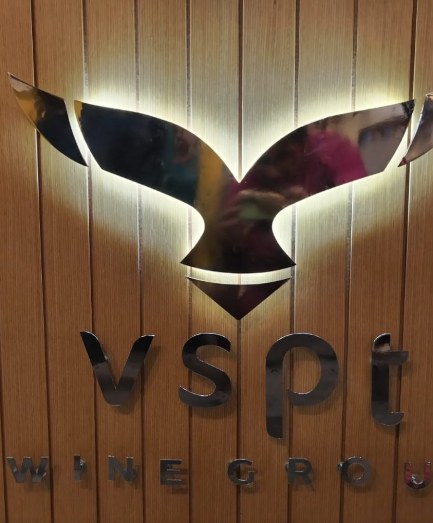 Logotipo mural iluminado de VSPT Wine Group