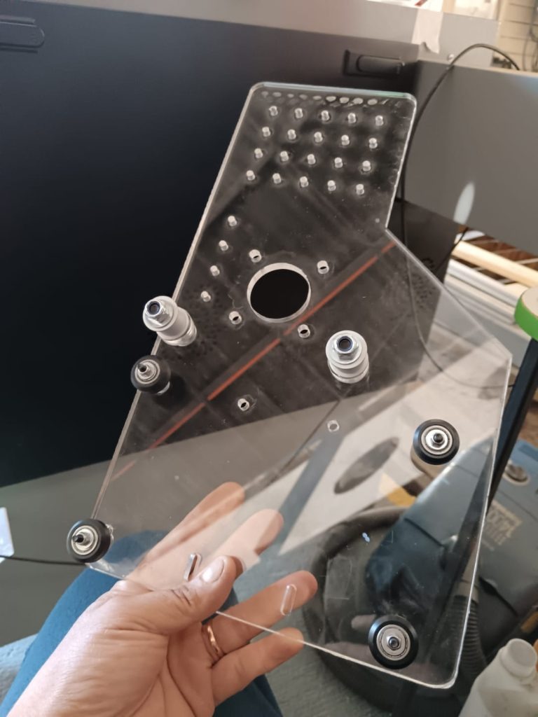 Placa acrílica con rodamientos guía