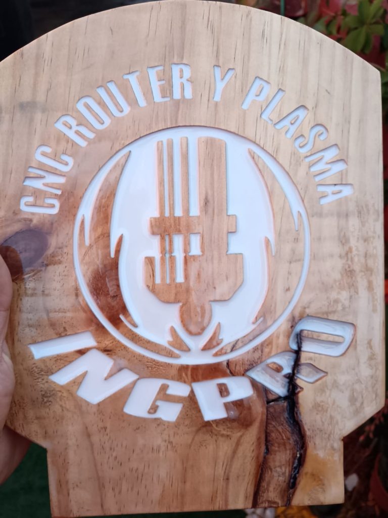 Tabla de madera personalizada con el logo de INGPRO