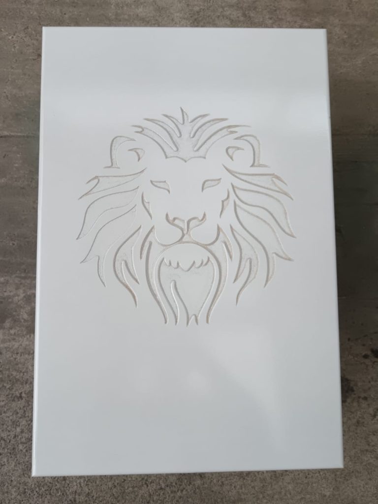Panel blanco con diseño de león mecanizado