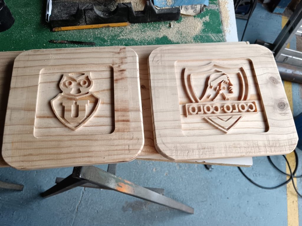 Escudos tallados en tablas de madera