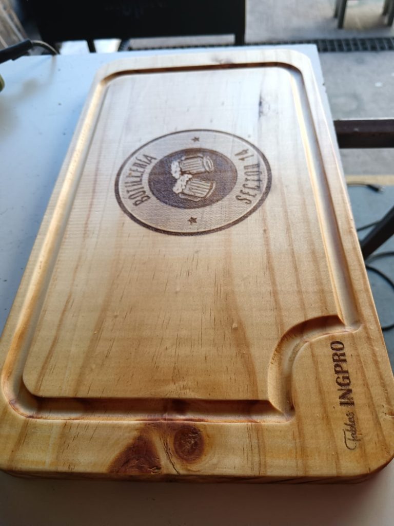 Tabla de madera grabada para Botillería Segura