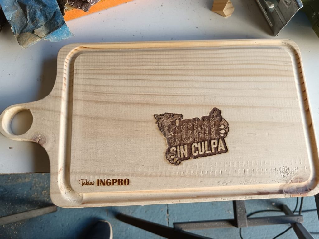 Tabla de madera personalizada con grabado Sin Culpa