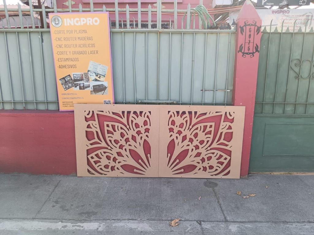 Paneles decorativos con diseños florales calados
