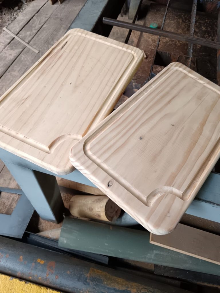 Tablas de madera mecanizadas y preparadas para personalización