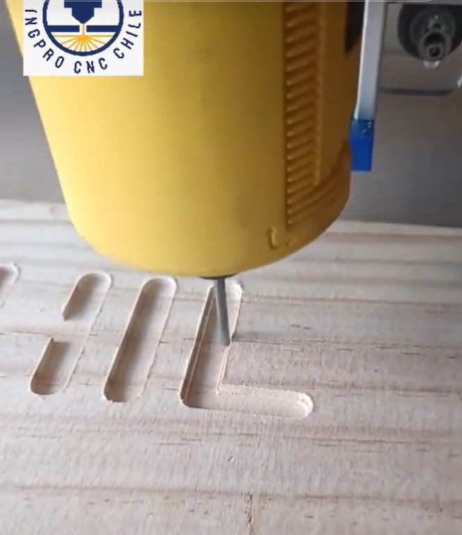 Herramienta router mecanizando una tabla de madera